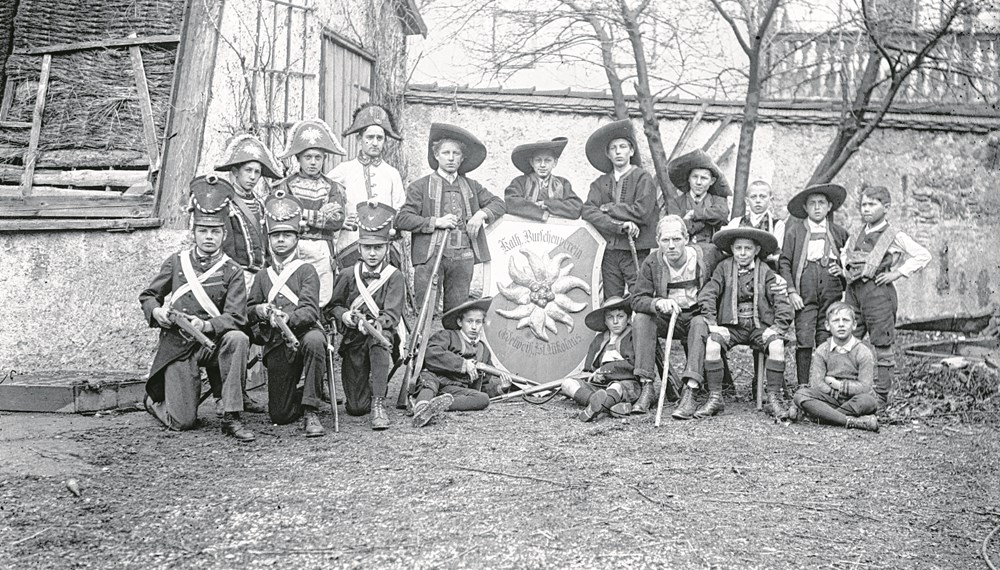 Der katholische Burschenverein „Edelweiß“ wurde am 17. April 1921 im Pfarrsaal St. Nikolaus gegründet. Theateraufführungen bildeten einen festen Bestandteil des Vereinslebens.