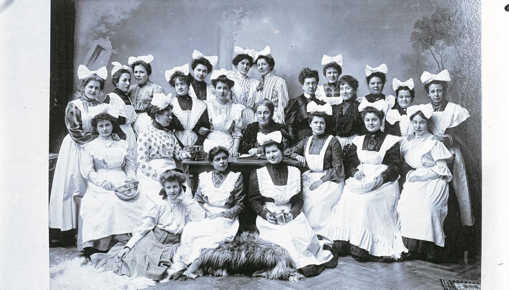 Virginia Brunner (Mitte), vermutlich mit Mitgliedern des Tiroler Hausfrauenvereins.