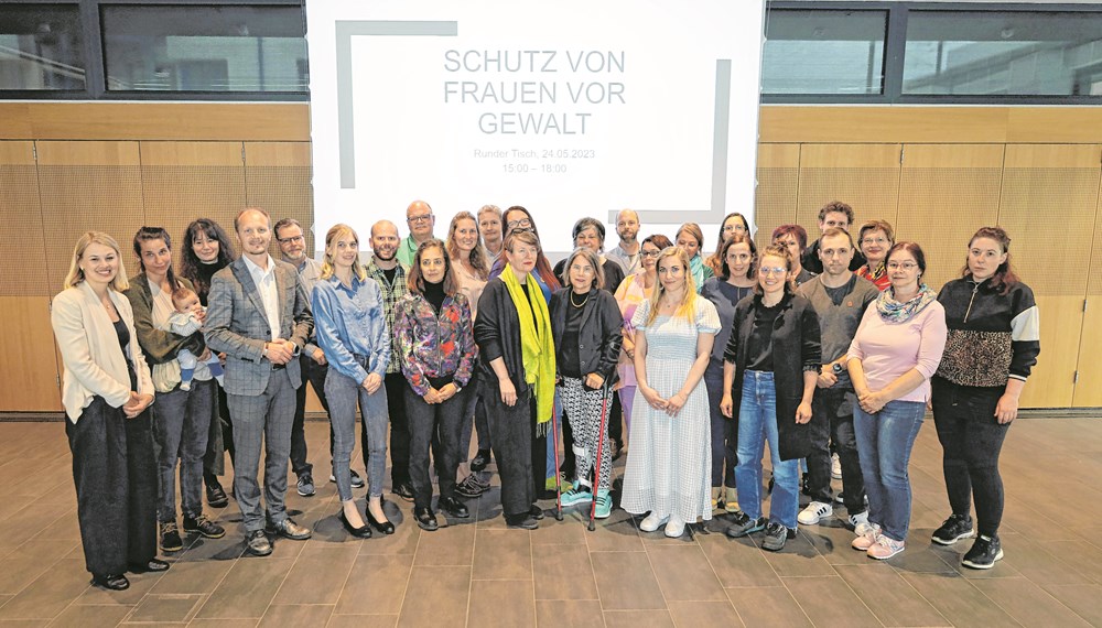 ExpertInnen und VertreterInnen der Stadtpolitik und der Stadtverwaltung diskutieren in regelmäßigen Abständen zum Thema Schutz von Frauen vor Gewalt.