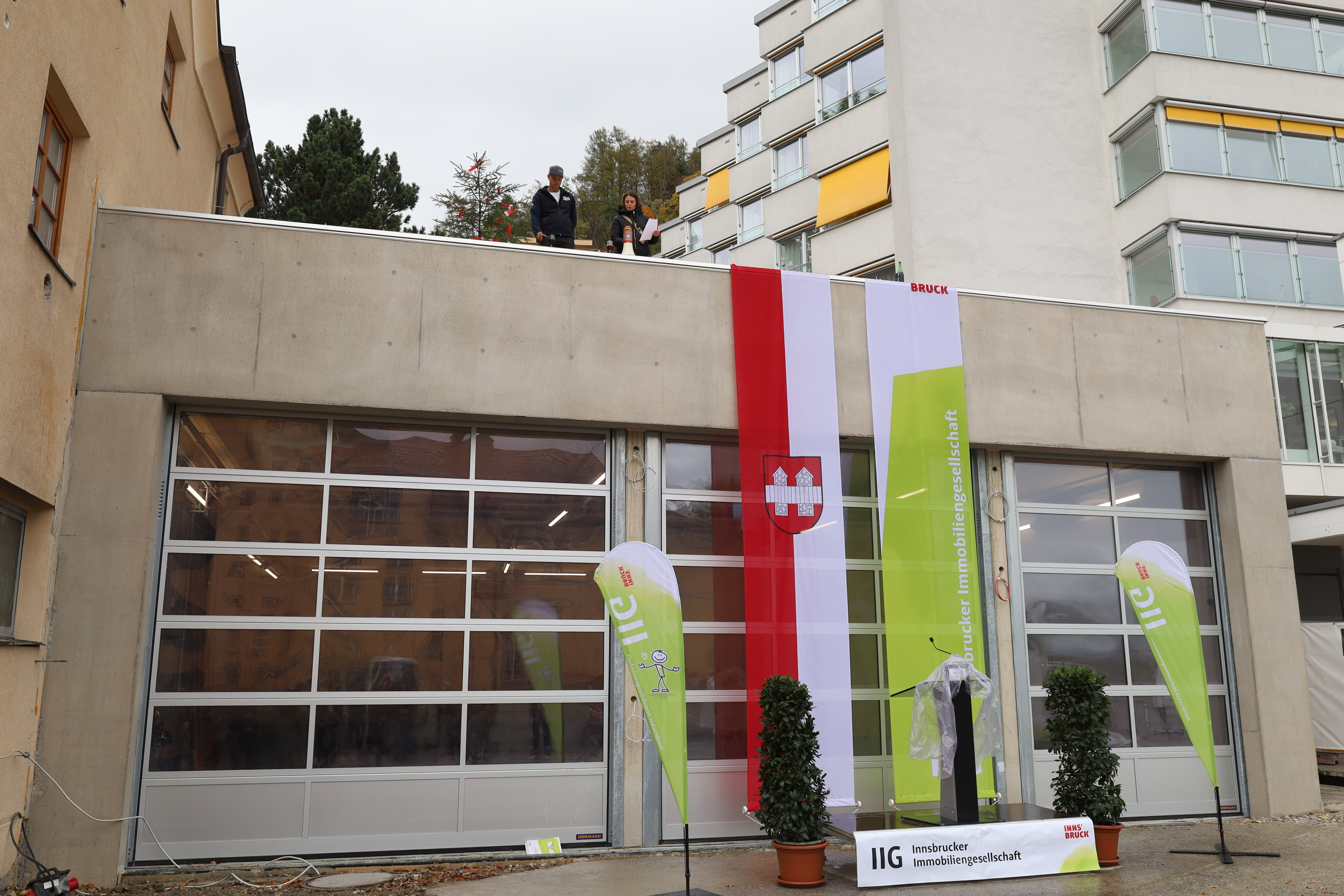 Zur Feier wurde das Hallendach mit dem traditionellen Firstbaum geschmückt.