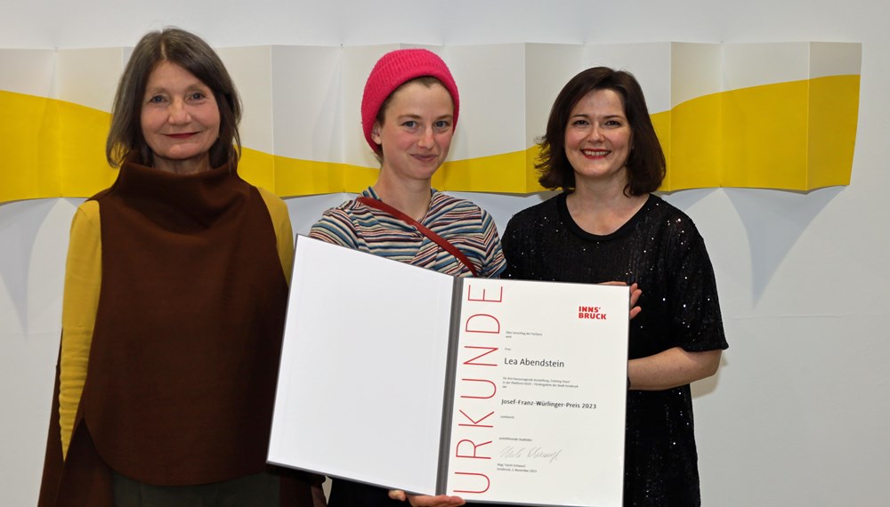 Lea Abendstein (Mitte) erhält den Josef-Franz-Würlinger-Preis 2023 für ihre Ausstellung „Training Years“ in der Plattform 6020: Kulturstadträtin Uschi Schwarzl (l.) und Galerieleiterin Natalie Pedevilla (r.) gratulierten der jungen Künstlerin.