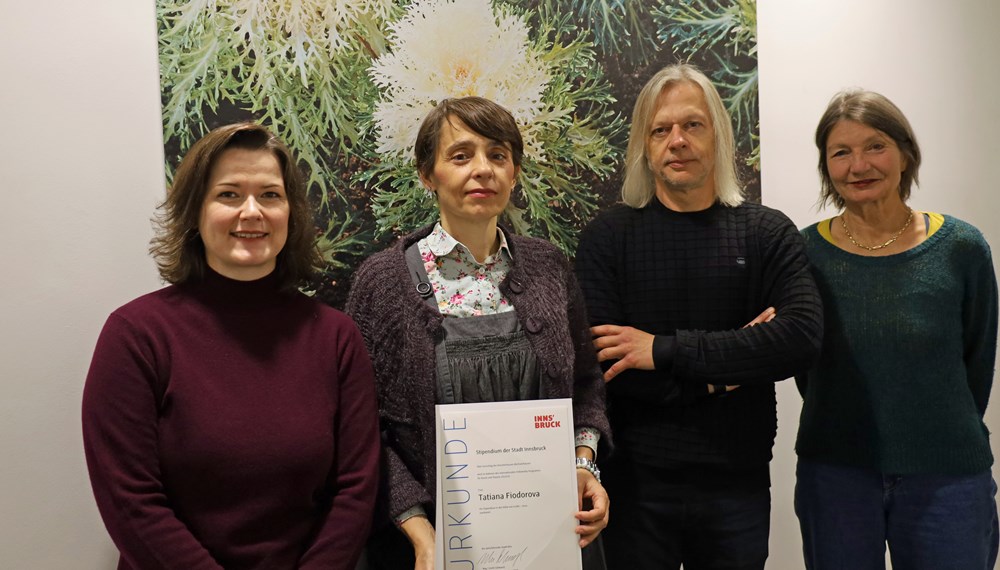 Tatiana Fiodorova ist neue Büchsenhausen-Stipendiatin: Kulturstadträtin Uschi Schwarzl (re.), Natalie Pedevilla (Referat Bildende Kunst und Kulturprojekte, li.) und Andrei Siclodi (Direktor Künstlerhaus Büchsenhausen) gratulierten.