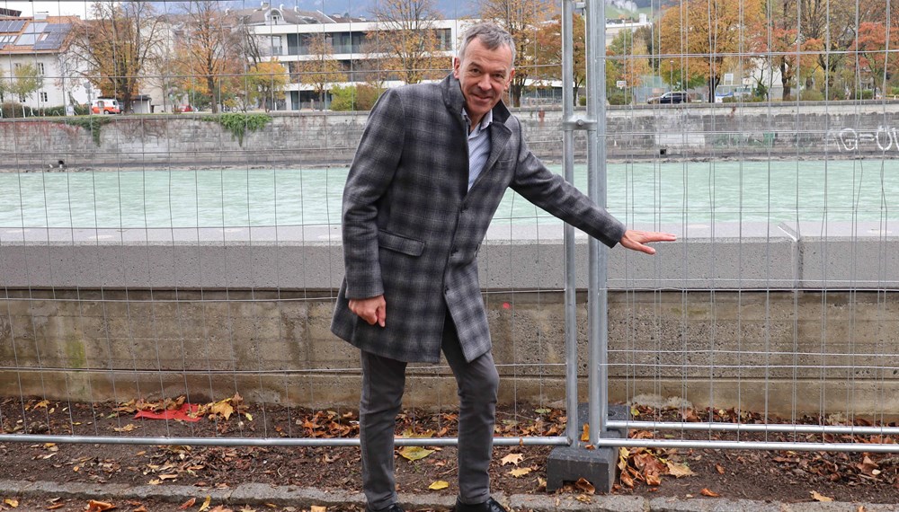 Bürgermeister Georg Willi informierte vor Ort über die neuen Möglichkeiten und die weiteren Schritte in Bezug auf den Aufenthaltsort bei der Innmauer an der Franz-Gschnitzer-Promenade.