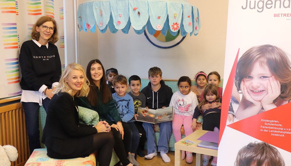 Freude über den Besuch am “Boys’ Day”: Leo verbrachte einen Vormittag im Kindergarten Dreiheiligen – gestartet wurde mit Vorlesen. Im Bild mit Bildungsstadträtin Elisabeth Mayr, Martina Zabernig (Amtsleiterin Kinderbetreuung, 1. v.l.) und der stv. Leiterin des Kindergartens Güllü Dag (3. v.l.).