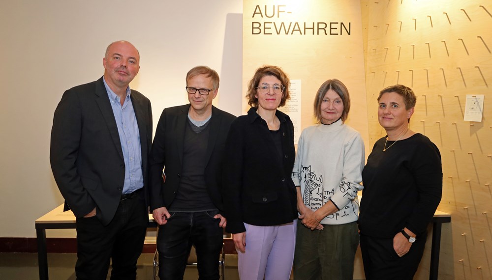 (v.l.n.r.) Stadtarchiv-Leiter Lukas Morscher, Niko Hofinger (Stadtarchiv/Stadtmuseum), hdgö-Direktorin Monika Sommer, Kulturstadträtin Uschi Schwarzl und Renate Ursprunger (Stadtarchiv/Stadtmuseum) eröffneten die neue Ausstellung „Hitler entsorgen. Vom Keller ins Archiv“ im Innsbrucker Stadtmuseum.