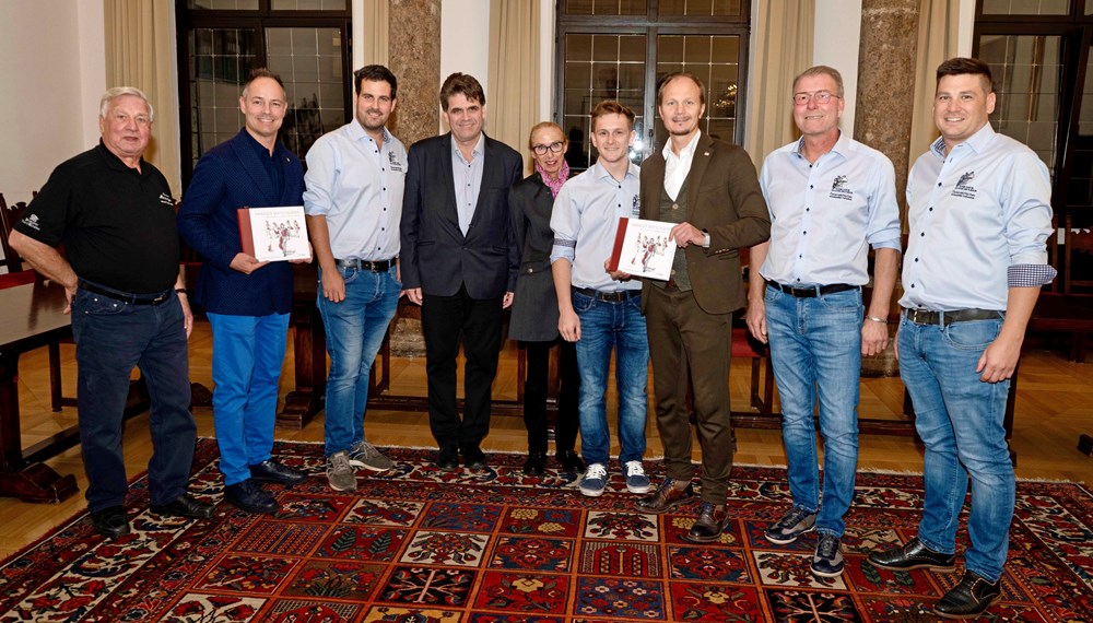 Vizebürgermeister Markus Lassenberger (2.v.l) und Vizebürgermeister Johannes Anzengruber (3.v.r.) begrüßten eine Abordnung der Amraser Matschgerer im Historischen Rathaus im Stadtturm.