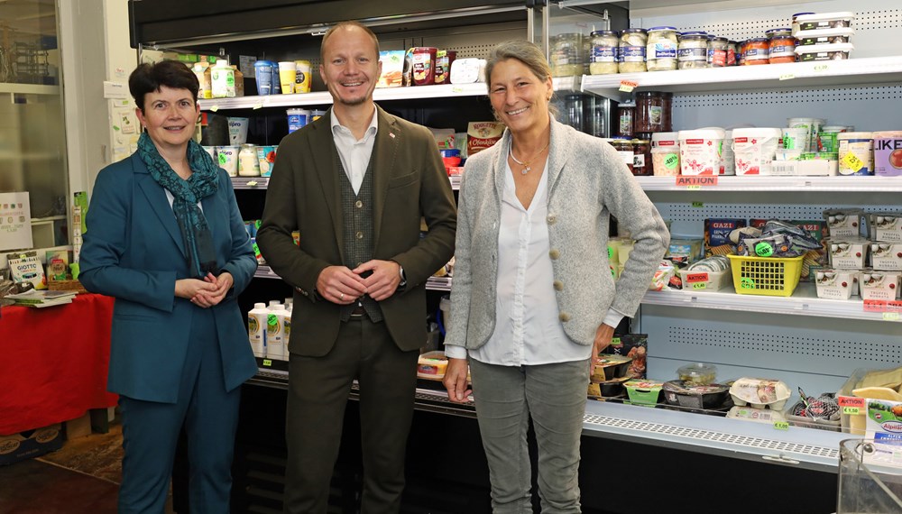 Elisabeth Rathgeb (Innsbrucker Caritas-Direktorin), Vizebürgermeister Johannes Anzengruber und TiSo-Geschäftsführerin Michaela Landauer (v.l.) freuen sich über die neuen Kühlregale für den Sozialmarkt in der Adamgasse 13.