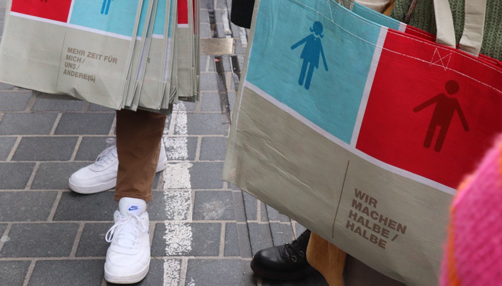 Als Give-Away wurden Halbe-Halbe-Taschen verteilt.