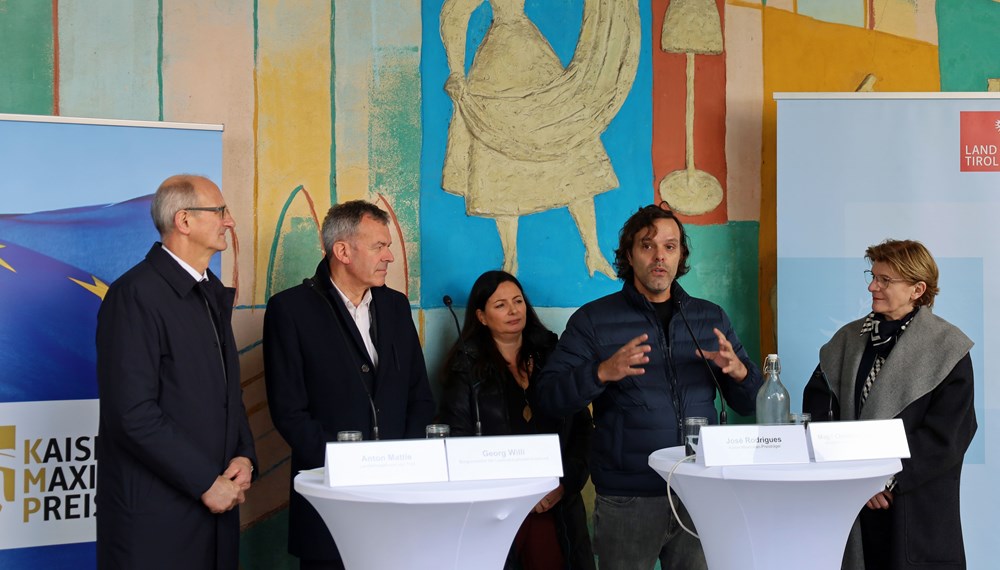 Kaiser-Maximilian-Preisträger José Rodrigues (2.v.l) stelle sein Projekt „Green Steps“ in der Fachberufsschule für Installations- und Blechtechnik im Rahmen einer Pressekonferenz mit (v.l.n.r.) Landeshauptmann Anton Mattle, Bürgermeister Georg Willi, Katrin Heiss (Referat Außenbeziehungen) und Stadträtin Christine Oppitz-Plörer vor.