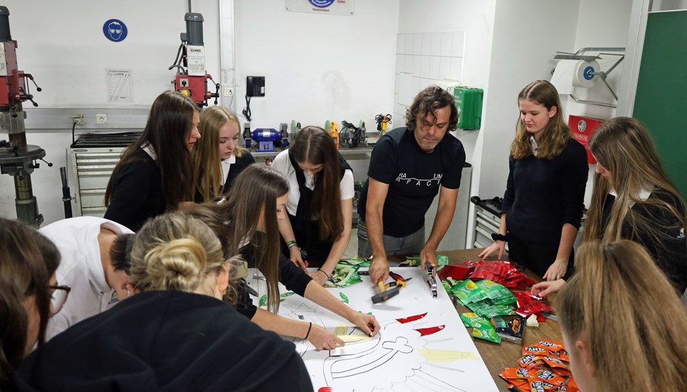 Bei einem gemeinsamen Workshop mit den SchülerInnen wurde ein Upcycling-Kunstwerk geschaffen.