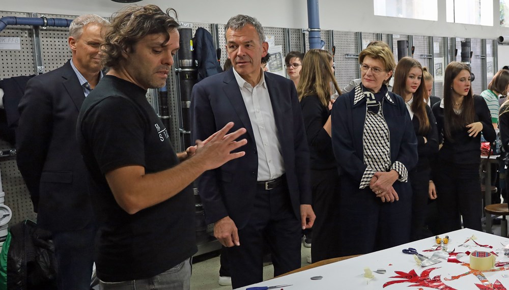 Kaiser-Maximilian-Preisträger José Rodrigues (2.v.l.) mit Bürgermeister Georg Willi (3.v.l.) und Stadträtin Christine Oppitz-Plörer beim Workshop mit den SchülerInnen.