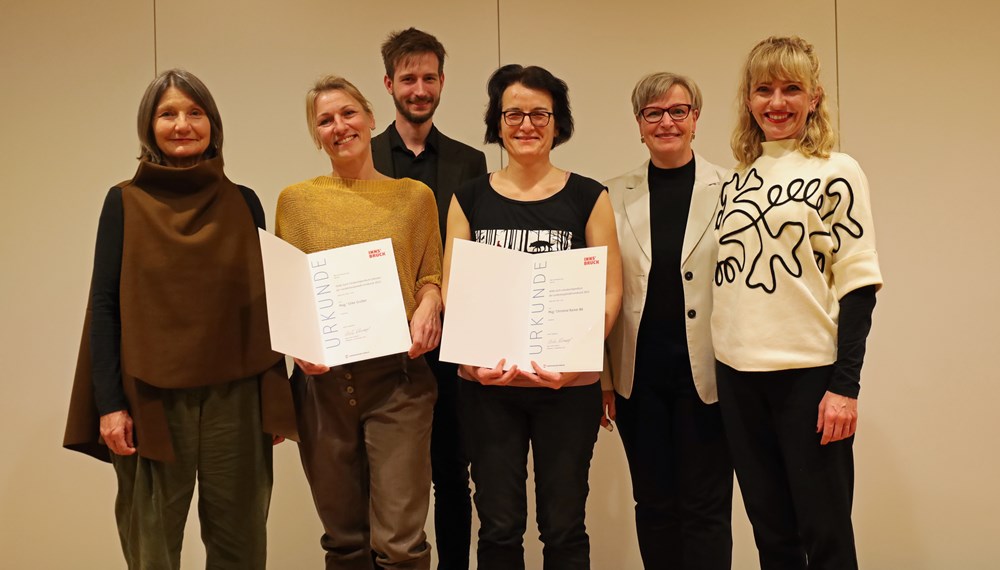 Am 15. November wurden die „Hilde-Zach-Literaturstipendien 2023“ in der Stadtbibliothek an Christine Rainer (3.v.r) und Silke Gruber (2.v.l.) überreicht. Kulturstadträtin Uschi Schwarzl, Markus Margreiter (Referat Kulturentwicklung und Förderung), Abteilungsleiterin Birgit Neu und Kulturamtsleiterin Isabelle Brandauer gratulierten (v.l.).