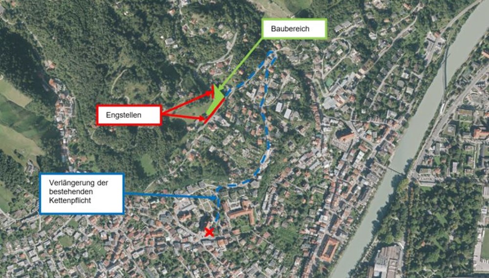 Abbildung 1: Luftbildaufnahme der Stadt Innsbruck. In der Abbildung ist der Baubereich als grüne Fläche dargestellt. Des Weiteren wurden die erforderlichen Verkehrsführungen rot und die geänderte bestehende Kettenpflicht blau dargestellt.