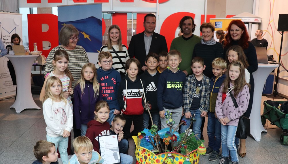 Die erste Klasse der Volksschule Kauns darf sich mit Landesrätin Cornelia Hagele (r.), Stadträtin Christine Oppitz-Plörer (2.v.r.), Kaiser-Maximilian-Preisträger José Rodrigues (3.v.r.) und dem Bürgermeister von Kauns, Matthias Schranz (4.v.r.) über den Sieg in der Kategorie „Volksschule“ freuen.