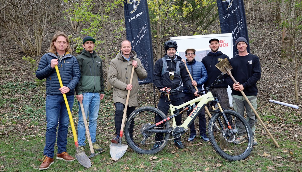 Klaus Kranebitter (Bikehow), David Messner (Referat Natur und Erholung), Vizebürgermeister Johannes Anzengruber, Stephan Görgl (ehemaliger Skirennläufer und E-Mountainbiker), Rene Schnöller (GF Trail Tech), Gary Hampson (Traildesigner und Planer) und Nicholas Cody Ferris Heath (Inhaber Trail Tech) feierten den Spatenstich zu Innsbrucks ersten Mountainbike Areal in der Rossau.