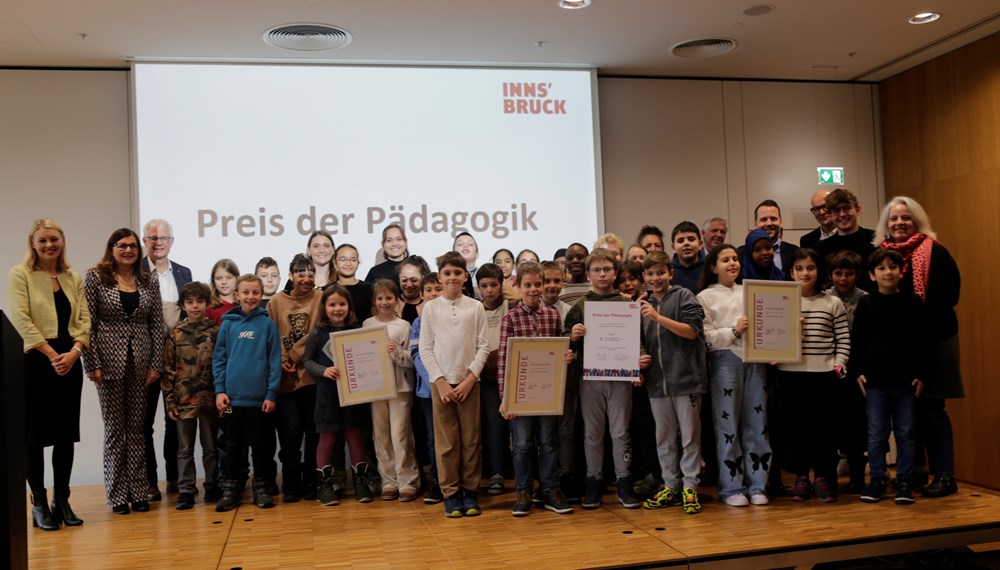 Die Volksschule Fischerstraße wurde für ihr Projekt „Kinderbeteiligung – Kinderkonferenz“ ausgezeichnet. Die Kinder erarbeiteten unter anderem Modelle eines neu gestalteten Innenhofs für ihre Volksschule.