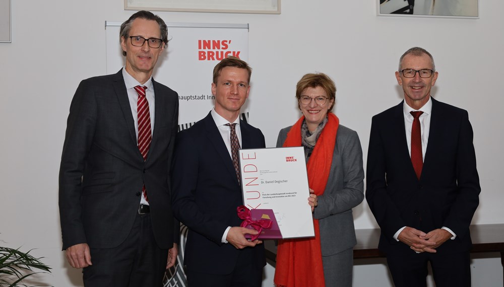 Daniel Degischer nahm den Preis der Landeshauptstadt Innsbruck für Forschung und Innovation am Management Center Innsbruck (MCI) 2023 entgegen. Stadträtin Christine Oppitz-Plörer, MCI-Rektor Andreas Altmann und Ralf Geymayer (Studiengangsleiter Management&Recht, 1. v.l.) gratulierten.