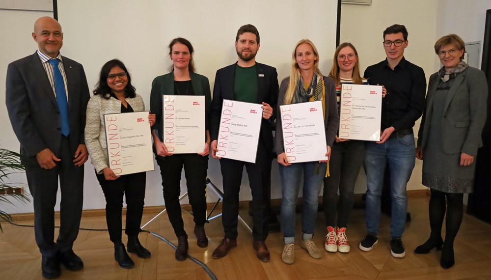 Senatsvorsitzender Walter Obwexer mit den PreisträgerInnen Anusha Telagathoti, Bianka Siewert, Georg Niedrist, Uta Schirpke, Anna-Lena Fischer und Janik Kokot (nahmen die Auszeichnung stellvertretend für Monica Lisa Ines Fernandez Quintero entgegen) und Stadträtin Christine Oppitz-Plörer.