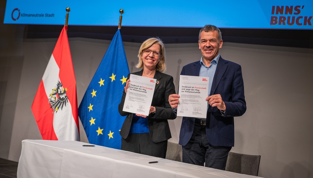 Bürgermeister Georg Willi unterzeichnete mit Bundesministerin Leonore Gewessler die offizielle Partnerschaftsbekundung zur "Klimaneutralen Stadt".