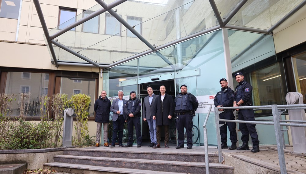 Der neue Standort Schlachthofgasse 1 ist Anlaufstelle für Angelegenheiten von der Veranstaltungsanmeldung bis hin zur Mobilen Überwachungsgruppe. Im Bild: Vizebürgermeister Johannes Anzengruber, der designierte Amtsvorstand Christian Schneider (4. v.l.), Referatsleiter Thomas Koland (Öffentliche Ordnung, 1. v.l.), Abt.-Leiter Ferdinand Neu (2. v.l.) und Mitarbeiter der MÜG.