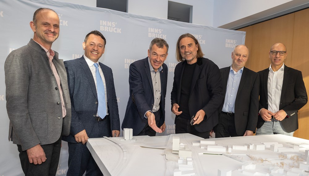 Präsentierten das neue Wohnprojekt für studentisches und junges Wohnen in der Reichenauer Straße: v. l.: Martin Franzmair (Projektleiter IIG), Franz Danler (Geschäftsführer IIG), Bürgermeister Georg Willi, Architektenduo Johann Obermoser und Thomas Gasser sowie Wolfgang Andexlinger (Amtsleiter Stadtplanung, Mobilität und Integration).