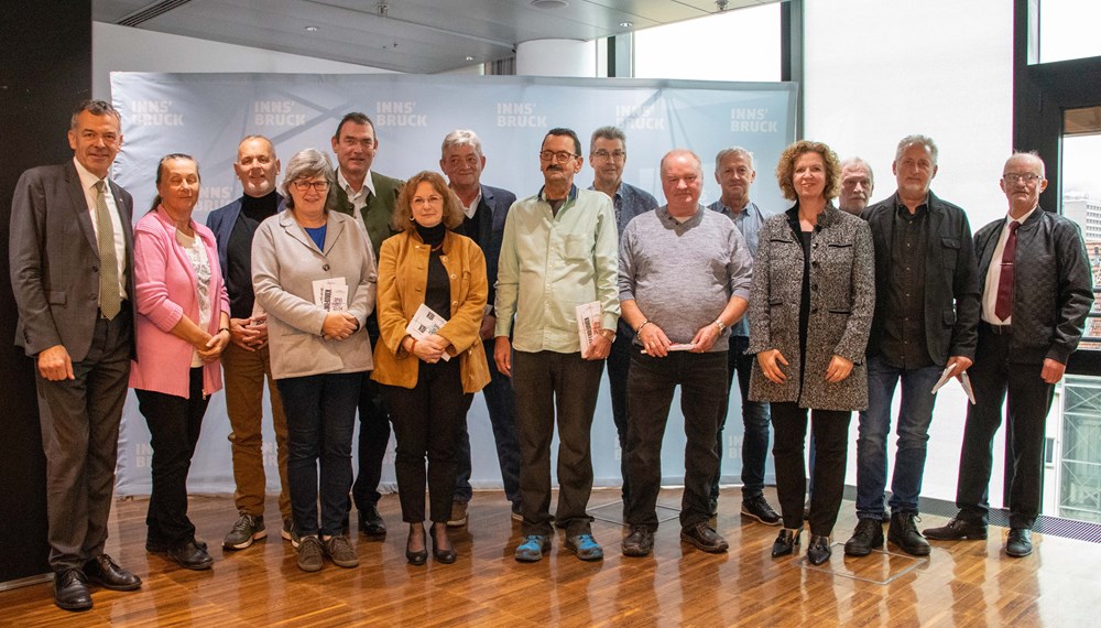 Kürzlich feierten städtische Bedienstete ihr 40- bzw. 25-jähriges Dienstjubiläum. Dazu gratulierten Bürgermeister Georg Willi, Magistratsdirektorin Gabriela Herlitschka sowie die Obfrau der Zentralen Personalvertretung, Sabine Steffan. Außerdem wurden auch städtische MitarbeiterInnen in den wohlverdienten Ruhestand verabschiedet. Bürgermeister Willi erwähnte, dass Menschen mit jahrzehntelanger Erfahrung bei einen Unternehmen, auch im öffentlichen Dienst, zunehmend die Ausnahme darstellen. Damit geht auch viel Wissen verloren. Diese Herausforderung gilt es in Zukunft anzunehmen.