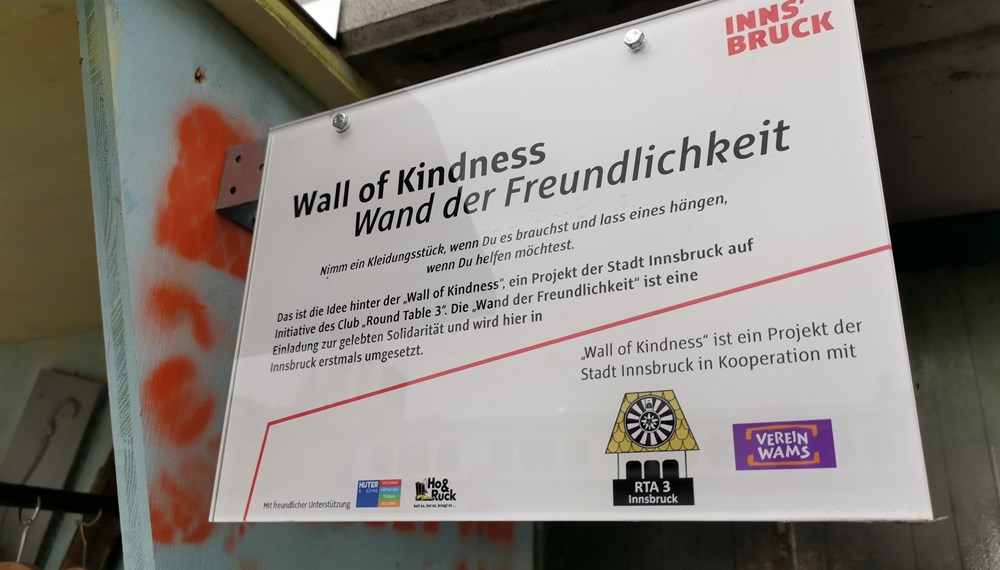 Unter dem Motto „Nimm ein Kleidungsstück, wenn Du in Not bist, und lass eines hängen, wenn Du helfen möchtest“ wurde das Solidaritätsprojekt durch die Stadt Innsbruck auf Initiative des Clubs Round Table 3 und in Kooperation mit dem Verein WAMS aus der Taufe gehoben.