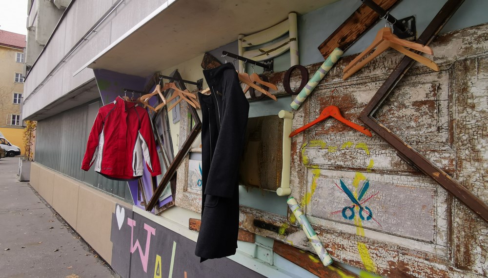 An der Ostseite der BOE-Garage am Herzog-Siegmund-Ufer 5 steht die "Wall of Kindness".