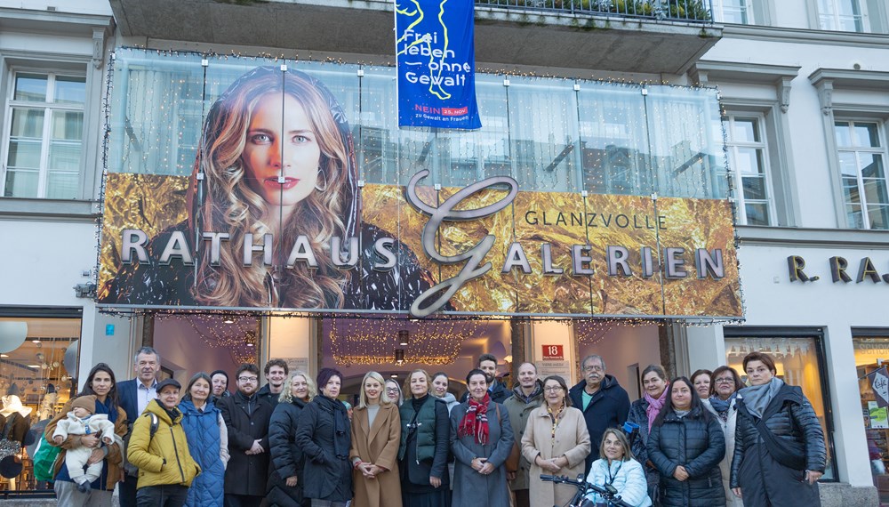 Innsbruck setzt ein Zeichen: Vom Innsbrucker Rathausbalkon weht bis 10. Dezember die Fahne anlässlich der „16 Tage gegen Gewalt an Frauen und Mädchen“. Bürgermeister Georg Willi (2. v. l.), Frauenstadträtin Elisabeth Mayr (10. v. l.), Vizebürgermeister Johannes Anzengruber (9. v. r.), Stadträtin Uschi Schwarzl (4. v. l.) und Uschi Klee (Referat Frauen und Generationen, 9.v. l.) mit VertreterInnen des Gemeinderats, der Stadtverwaltung sowie mehreren Vereinen.