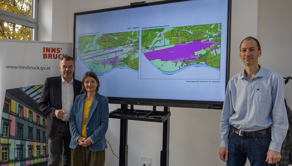 Bürgermeister Georg Willi, Umwelt- und Tiefbaustadträtin Uschi Schwarzl sowie Gernot Schwendinger-Rottmar (Referat Geographisches Informationssystem Stadt Innsbruck) präsentierten die städtische Bewertung des aktuellsten WWF-Berichtes zur Bodenversiegelung in Innsbruck.