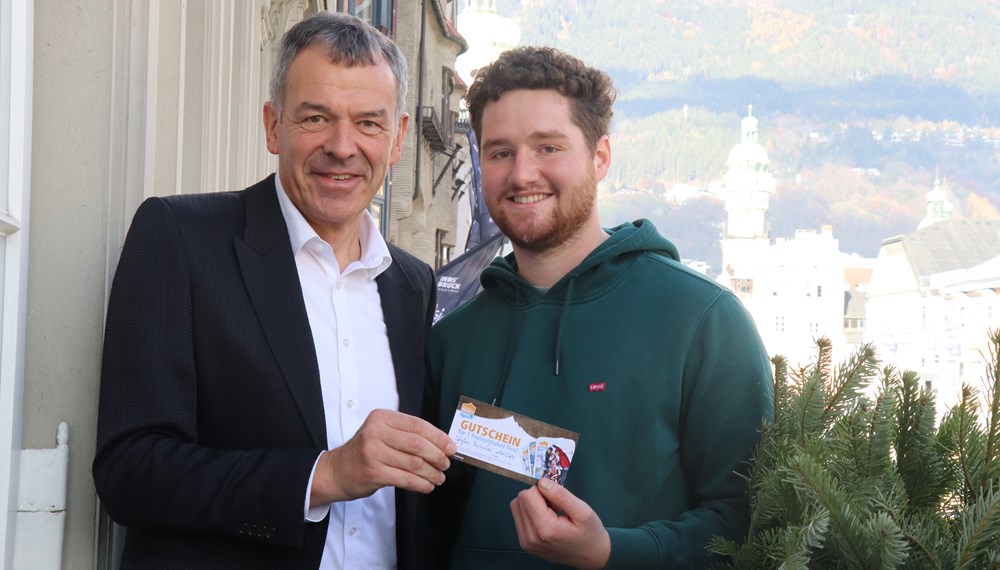 Bei der jährlichen ERASMUS Student Welcome Party für Erstsemestrige der Universität Innsbruck wurden auch heuer wieder begehrte Preise verlost. Über 4.000 Studierende feierten gemeinsam im Congress Innsbruck ihren Start ins Studium. Der glückliche Gewinner des ersten Preises, Stefan Maiacher, holte sich sein Freizeitticket Tirol, rechtzeitig vor dem ersten Schneefall direkt beim Bürgermeister ab. Mit dem Freizeitticket kann man für 365 Tage nicht nur Sport und Action beim Skifahren, Snowboarden, Rodeln, Wandern oder Schwimmen, sondern auch beim Besuch im Museum Kultur genießen.