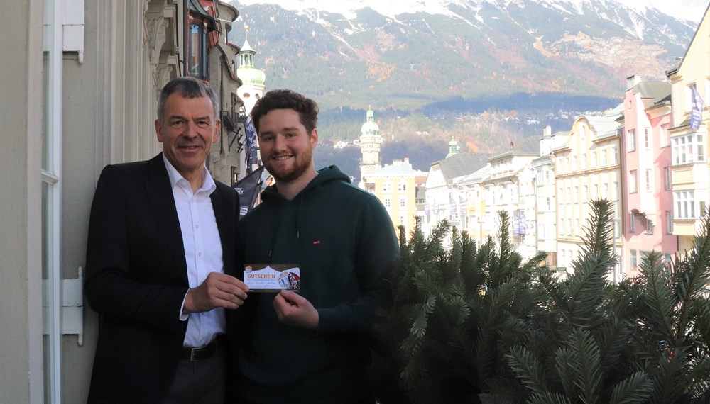 Bei der jährlichen ERASMUS Student Welcome Party für Erstsemestrige der Universität Innsbruck wurden auch heuer wieder begehrte Preise verlost. Über 4.000 Studierende feierten gemeinsam im Congress Innsbruck ihren Start ins Studium. Der glückliche Gewinner des ersten Preises, Stefan Maiacher, holte sich sein Freizeitticket Tirol, rechtzeitig vor dem ersten Schneefall direkt beim Bürgermeister ab. Mit dem Freizeitticket kann man für 365 Tage nicht nur Sport und Action beim Skifahren, Snowboarden, Rodeln, Wandern oder Schwimmen, sondern auch beim Besuch im Museum Kultur genießen.