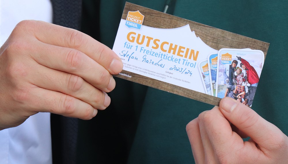 Bei der jährlichen ERASMUS Student Welcome Party für Erstsemestrige der Universität Innsbruck wurden auch heuer wieder begehrte Preise verlost. Über 4.000 Studierende feierten gemeinsam im Congress Innsbruck ihren Start ins Studium. Der glückliche Gewinner des ersten Preises, Stefan Maiacher, holte sich sein Freizeitticket Tirol, rechtzeitig vor dem ersten Schneefall direkt beim Bürgermeister ab. Mit dem Freizeitticket kann man für 365 Tage nicht nur Sport und Action beim Skifahren, Snowboarden, Rodeln, Wandern oder Schwimmen, sondern auch beim Besuch im Museum Kultur genießen.