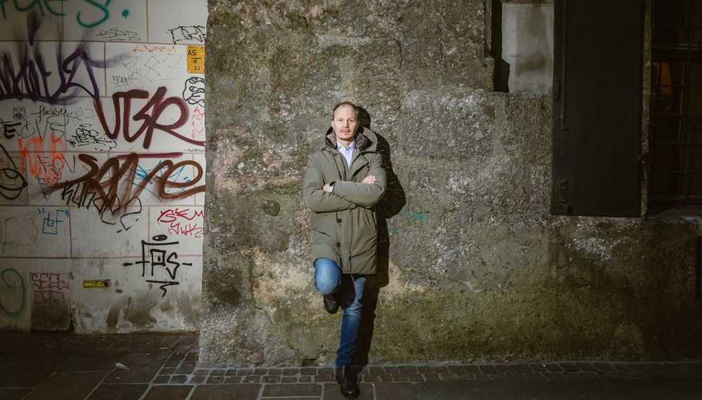 Vizebürgermeister Johannes Anzengruber in der Innsbrucker Altstadt: „Dank der Kooperation mit Innsbruck Tourismus können wir hier erfolgreich laufend Reinigungsarbeiten durchführen“