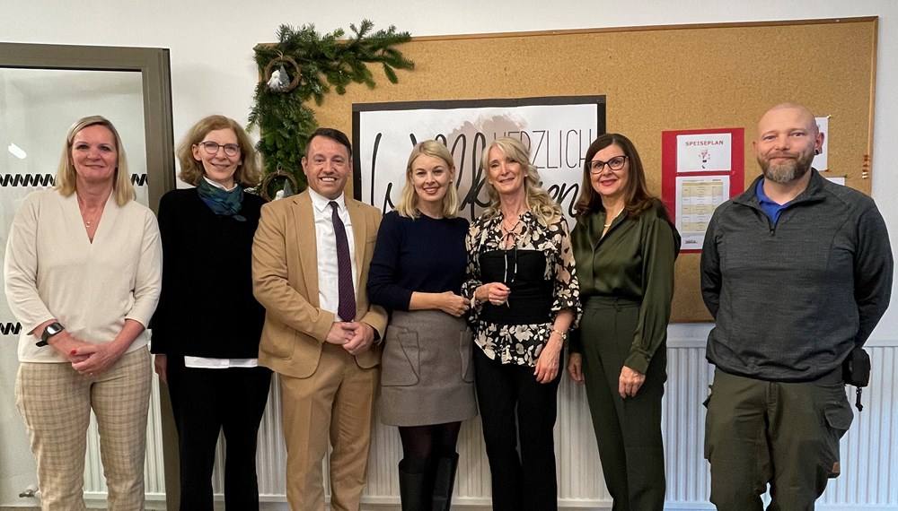 Die Freude im Kindergarten in der Au ist groß: Edith Wieser, Martina Zabernig (Amt für Kinder, Jugend und Generationen), IIG-Geschäftsführer Franz Danler, Stadträtin Elisabeth Mayr, Kindergarten-Leiterin Birgit Warger, Gemeinderätin Brigitte Berchtold und Schulwart Richard Mathoi.