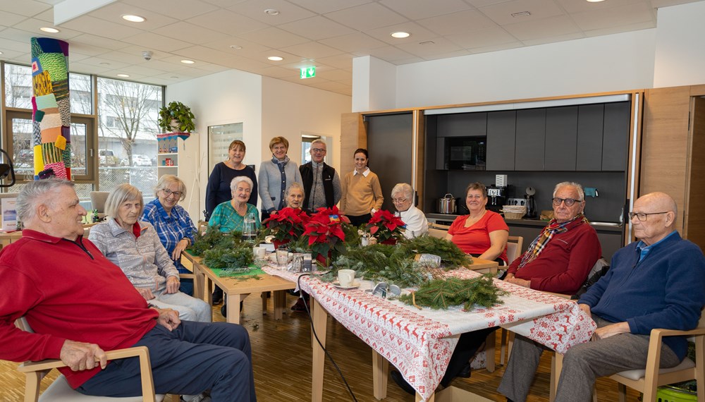 Stadträtin Christine Oppitz-Plörer (hinten, 2. v. l.) überreichte den SeniorInnen in der Wohnanlage am Leipziger Platz einen Weihnachtsstern, gemeinsam mit ISD-Bereichsleiterin Christine Kurz (hinten, links) und Carina Pardeller (Ansprechpartnerin Wohnanlage am Leipziger Platz) sowie Michael Gapp von der Stadtgärtnerei.