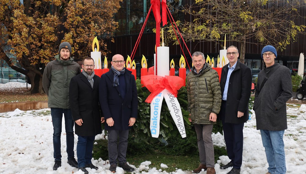 Innsbrucks Bürgermeister Georg Willi (3.v.r.) freut sich mit Stefan Gartlacher (Diakonischer Verein Tirol, StudentInnenwohnheim Saggen), Stephan Mader (Bereichsleitung, Prokurist Diakoniewerk Tirol), Franz Bittersam (Geschäftsführer Johanniter Tirol), Olivier Dantine (Superintendent) und Michael Kerber (Flüchtlingshilfe) über die Adventkränze vor dem Haus der Musik und im Stadtsenat-Sitzungszimmer im Innsbrucker Rathaus. Die Adventkränze sind Geschenke des Diakoniewerks und nach dem Vorbild des originalen Adventkranzes des evangelischen Theologen Johann Hinrich Wichern (1808 - 1881) gestaltet. Dieser verteilte den Adventkranz erstmals 1839 in Hamburg - mit jeweils einer Kerze für jeden Tag des Advents.