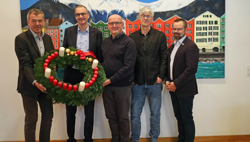 Innsbrucks Bürgermeister Georg Willi (3.v.r.) freut sich mit Stefan Gartlacher (Diakonischer Verein Tirol, StudentInnenwohnheim Saggen), Stephan Mader (Bereichsleitung, Prokurist Diakoniewerk Tirol), Franz Bittersam (Geschäftsführer Johanniter Tirol), Olivier Dantine (Superintendent) und Michael Kerber (Flüchtlingshilfe) über die Adventkränze vor dem Haus der Musik und im Stadtsenat-Sitzungszimmer im Innsbrucker Rathaus. Die Adventkränze sind Geschenke des Diakoniewerks und nach dem Vorbild des originalen Adventkranzes des evangelischen Theologen Johann Hinrich Wichern (1808 - 1881) gestaltet. Dieser verteilte den Adventkranz erstmals 1839 in Hamburg - mit jeweils einer Kerze für jeden Tag des Advents.