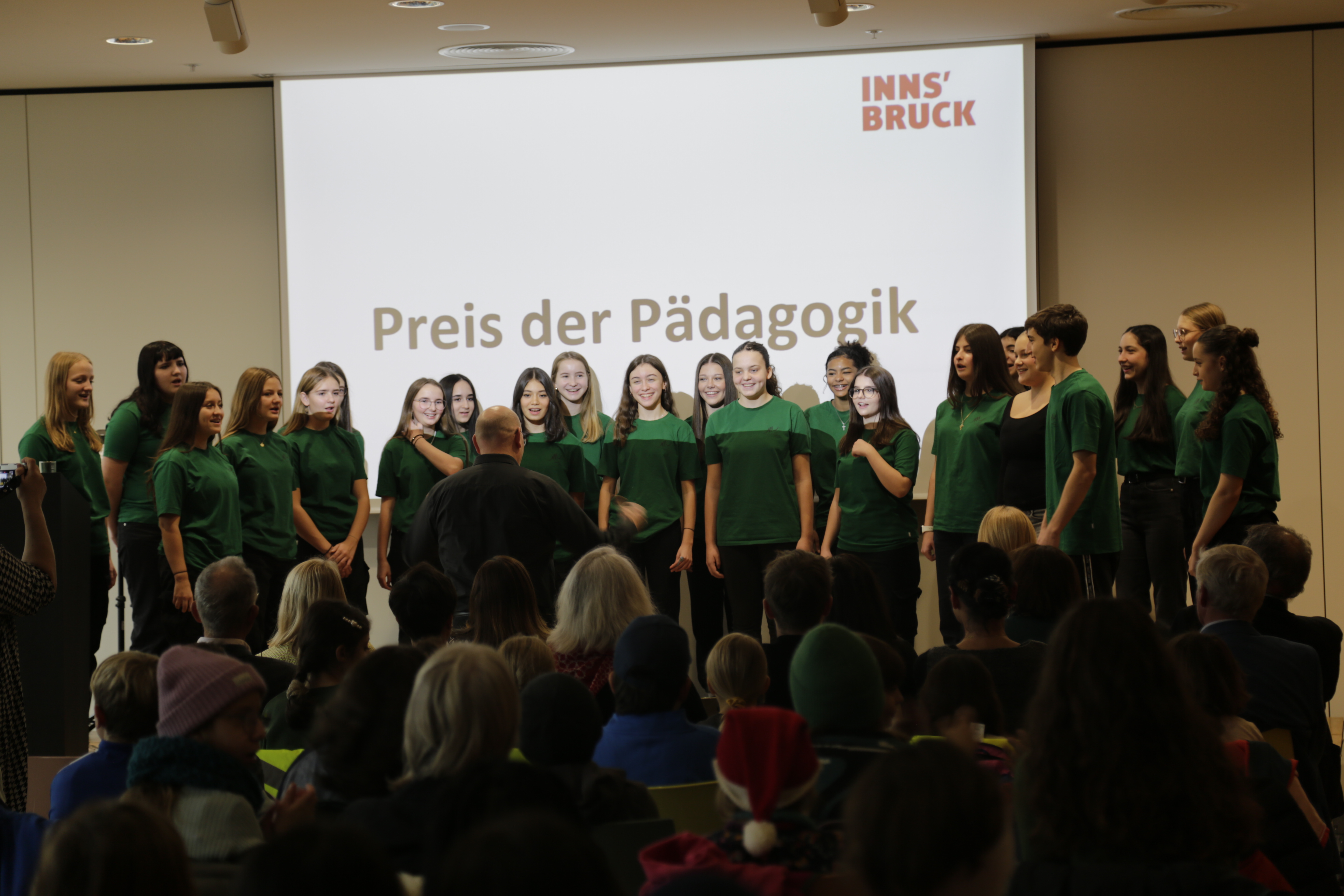 Der Chor der Musikmittelschule O-Dorf gestaltete die musikalische Umrahmung am 17. November in der Stadtbibliothek.