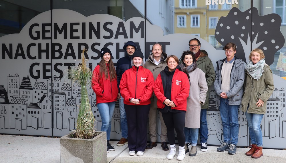 Vizebürgermeister Johannes Anzengruber (3.v.r.) freut sich gemeinsam mit den Caritas-MitarbeiterInnen Julia Erharter, Jürgen Gschnell, Bernadette Breitfuss und Anna Kröss, den VertreterInnen des Wirtschaftsvereins Wilten Barbara Wachter und Adi Rauscher, Wolfgang Sparber (Caritas) und Maria Habernig-Fecht (ISD-Stadtteiltreff Wilten) über das erfolgreiche Projekt.