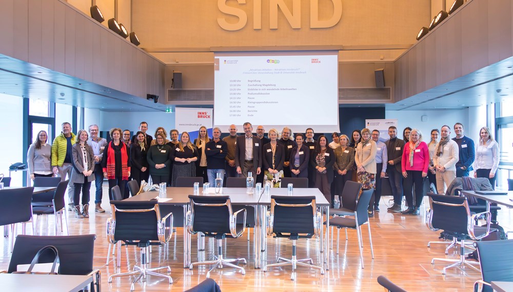 Bürgermeister Georg Willi (16.v.l.), Vizebürgermeister Markus Lassenberger (3.v.r.), Stadträtin Christine Oppitz-Plörer (9.v.r.) und Magistratsdirektorin Gabriele Herlitschka (5.v.l.) freuen sich mit Rektorin Veronika Sexl (17.v.r.) und Vizerektorin Irene Häntschel-Erhart (15.v.r.) sowie weiteren VertreterInnen der Stadtverwaltung und der Universität Innsbruck über den EUniverCities-Workshop im Plenarsaal des Innsbrucker Rathauses.