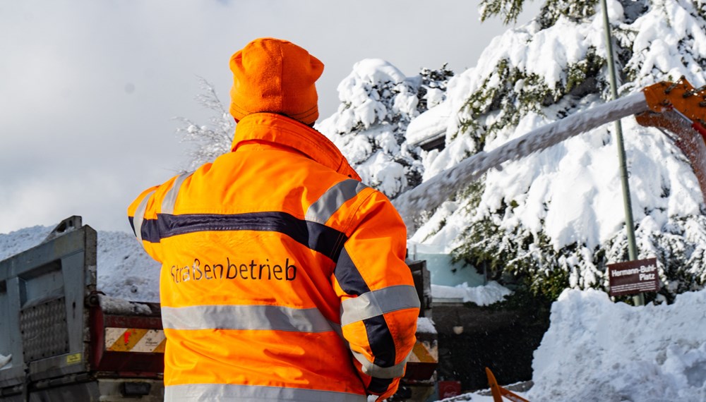 Innsbrucks Amt für Straßenbetrieb sagt den Schneemassen nach dem schneereichen Wochenende den Kampf an.