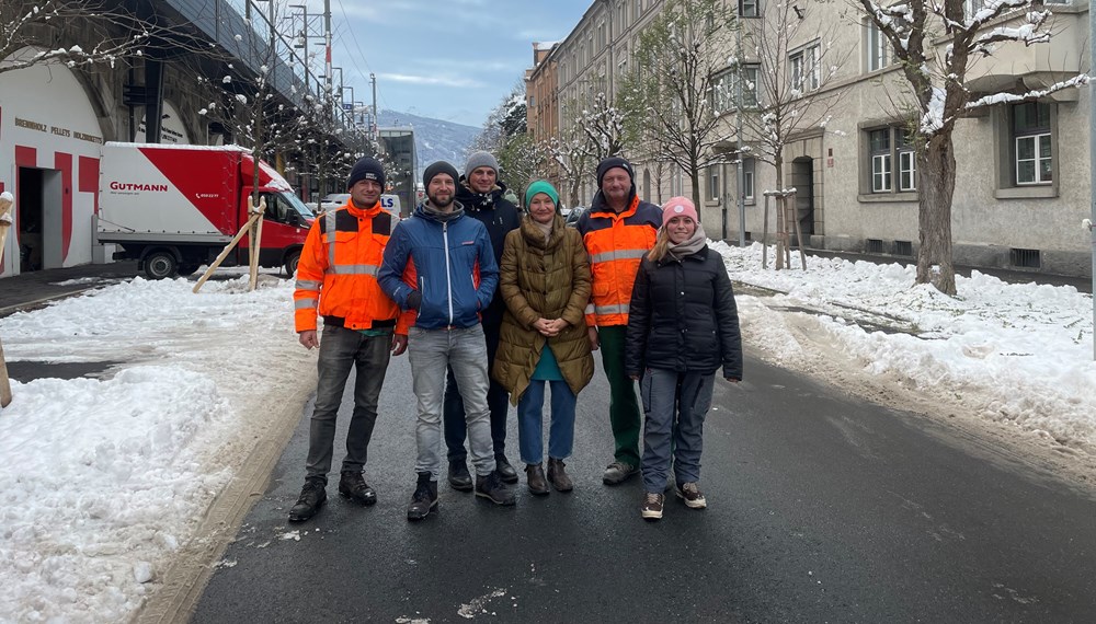 Alles neu in der Ing.-Etzel-Straße: v.l. Markus Peer, Ricardo Leuschel (Amt für Grünanlagen), Florian Wolf (Amt für Tiefbau), Stadträtin Uschi Schwarzl, Reinhold Gasstler, Katharina Fischer.