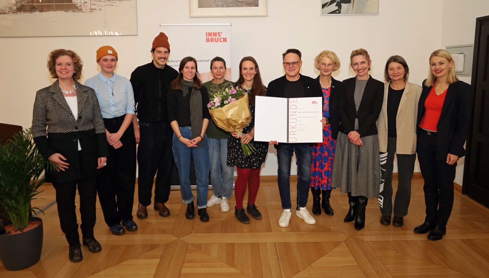 Kulturstadträtin Uschi Schwarzl (2.v.r.) und Stadträtin Elisabeth Mayr (r.) freuen sich mit (v.l.n.r.) Magistratsdirektorin Gabriele Herlitschka, den 20er-MitarbeiterInnen Sophie Westreicher, Caspar Wolf, Theresa Girardi und Birgit Schmoltner, 20er-Chefredakteurin Rebecca Sandbichler, 20er-Mitgründer Uwe Steger, LFU-Rektorin Veronika Sexl und Kulturamtsleiterin Isabelle Brandauer über den diesjährigen Arthur-Haidl-Preis für den 20er.