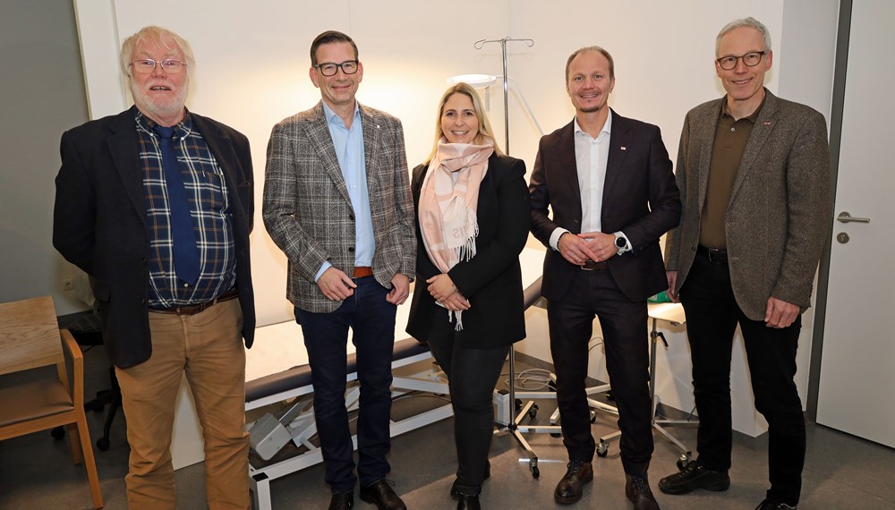 Freuen sich über die verbesserte medizinische Ausstattung des ärztlichen Notdienstes: Amtsarzt Hans-Peter Rammer (Stadtphysikus), Stefan Kastner (Präsident Ärztekammer Tirol), Caroline Braunhofer (Referentin Funkbereitschaftsdienst),Vizebürgermeister Johannes Anzengruber und Bernhard Achatz (Vorsitzender des Landesstellenausschusses Tirol - ÖGK).
