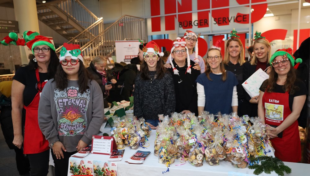 Stadträtin Elisabeth Mayr (2.v.r.) beim Advent- und Keksbasar in den Innsbrucker RathausGalerien. Der Basar wurde von von SchülerInnen aus den städtischen Schülerhorten Domanigweg, Kinder am Tivoli und Reichenau vor dem städtischen Bürgerservice veranstaltet. Den Verkaufserlös aus selbstgebackenen Keksen und selbstgemachtem Adventschmuck spendeten die Kinder zur Gänze an die Therapiehunde des Roten Kreuzes.