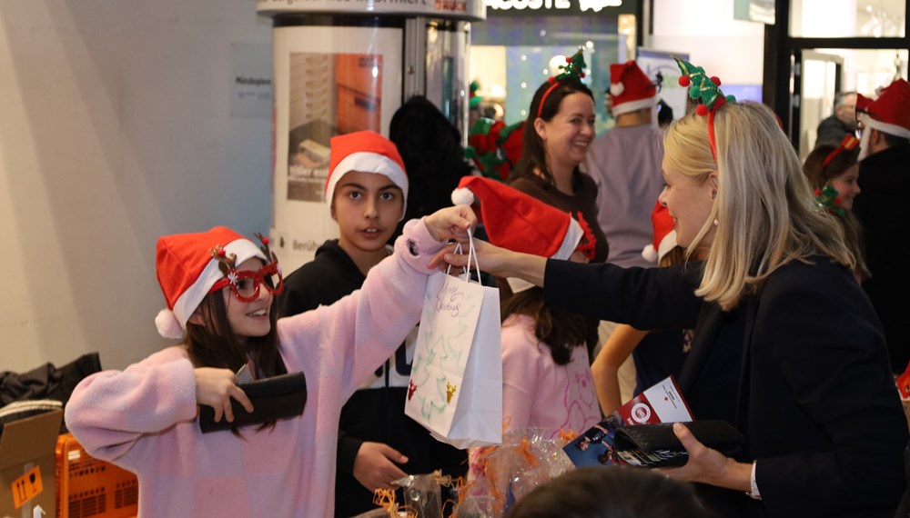 Stadträtin Elisabeth Mayr (2.v.r.) beim Advent- und Keksbasar in den Innsbrucker RathausGalerien. Der Basar wurde von von SchülerInnen aus den städtischen Schülerhorten Domanigweg, Kinder am Tivoli und Reichenau vor dem städtischen Bürgerservice veranstaltet. Den Verkaufserlös aus selbstgebackenen Keksen und selbstgemachtem Adventschmuck spendeten die Kinder zur Gänze an die Therapiehunde des Roten Kreuzes.