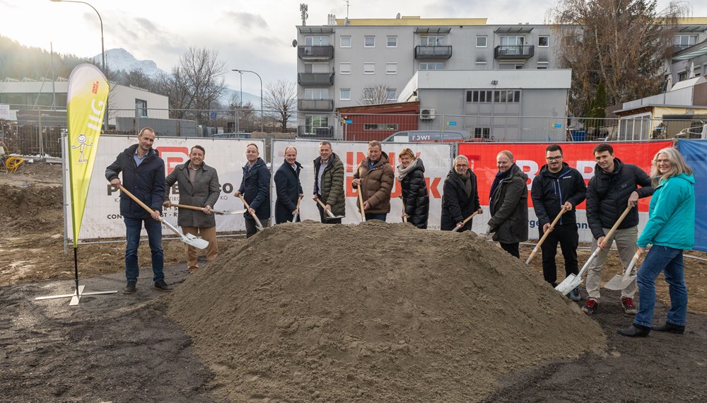 Freuen sich über den Baustart in der Wiesengasse 19b: (v.l.n.r.:) Georg Preyer (Geschäftsbereichsleiter IIG), IIG-Geschäftsführer Franz Danler, Vizebürgermeister Markus Lassenberger, Vizebürgermeister Johannes Anzengruber, Bürgermeister Georg Willi, Gemeinderat Helmut Buchacher, Stadträtin Christine Oppitz-Plörer, Architekt Manfred Gsottbauer, Gemeinderat Lucas Krackl, Fabian Wieser (IIG), Florian Stolz (Fa. Bodner) und Projektleiterin Jasmine Rosa Hangl (IIG).