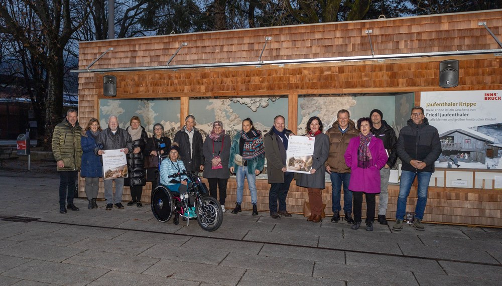 Ein Höhepunkt für Familien im Innsbrucker Advent ist die Jaufenthaler-Krippe. Bis zum 6. Jänner dürfen sich in der Vorweihnachtszeit große und kleine Innsbrucker Kinder über das Kunstwerk am neuen Standort, am Nebenplatz des Tiroler Landestheaters, erfreuen. Auf Initiative der früheren Bürgermeisterin Hilde Zach wurde die Krippe zum fixen Bestandteil der Adventzeit. 15 Motoren betreiben die 28 Figuren, treiben den Wasserfall an, lassen die Türen auf- und zugehen, den Mond aufsteigen, den Hochaltar auftauchen und den Gloria-Engel aus einer Wolke erscheinen. Die Jaufenthaler-Krippe ist ein Geschenk von Friedl Jaufenthaler an die Stadt Innsbruck. Im Beisein der Familie Jaufenthaler bestaunten Bürgermeister Georg Willi, Stadträtin Christine Oppitz-Plörer, Referatsleiterin Uschi Klee (Referat Frauen und Generationen), Christian Mark (Christkindlmarkt Marktplatz) und anwesende Mitglieder des Innsbrucker Gemeinderates das Meisterwerk des 2004 verstorbenen Krippenbauers.