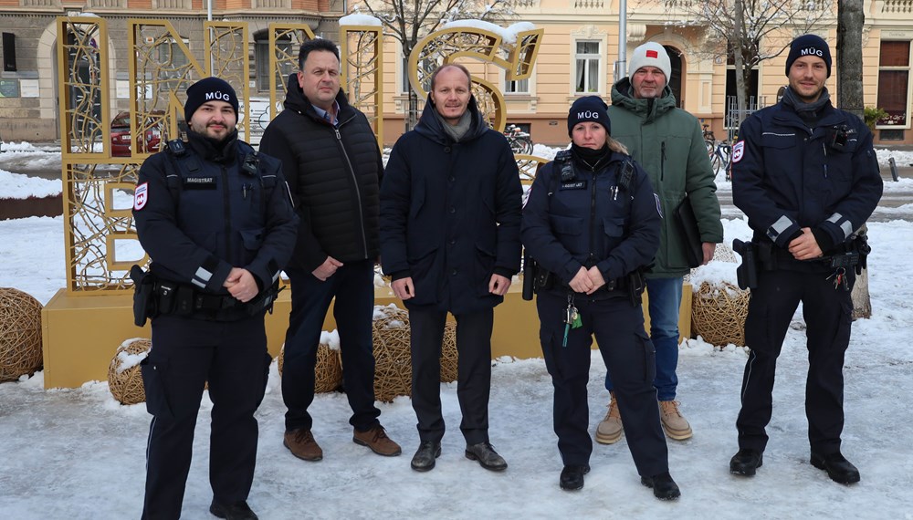 Ziehen nach rund vier Monaten ein Resümee: Vizebürgermeister Johannes Anzengruber (3. v. l.), Amtsleiter Christian Schneider (2. v. l.), Referatsleiter für Öffentliche Ordnung, Thomas Koland (r.) und die MÜG-MitarbeiterInnen Filip Pavić, Ivonne Nairz, Stefan van Stipelen.